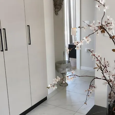 アパート Ines ウマグ